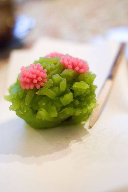 和菓子の菜種きんとんを撮影したフリー写真素材