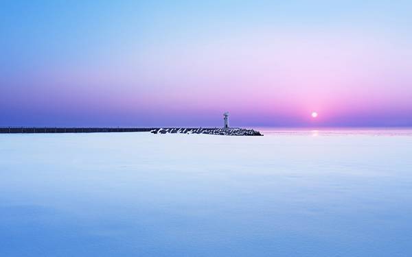 06.水平線の狭間の灯台を撮影した美しい写真壁紙画像