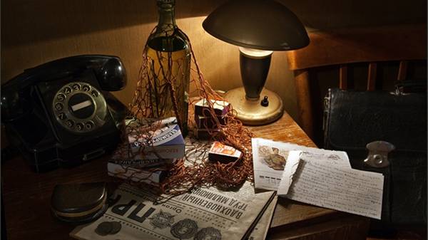 12.手紙やランプに電話が置いてあるテーブルを撮影した写真壁紙画像