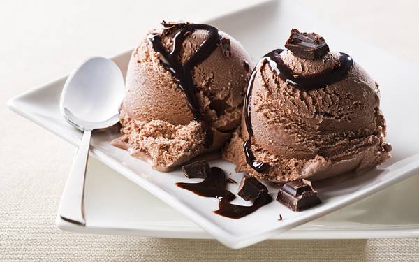 07.チョコレートソースのかかったアイスクリームの写真壁紙画像
