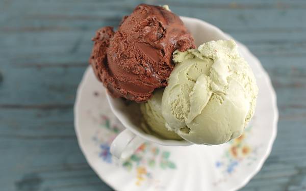08.カップに盛り付けたアイスクリームの美味しそうな写真壁紙画像