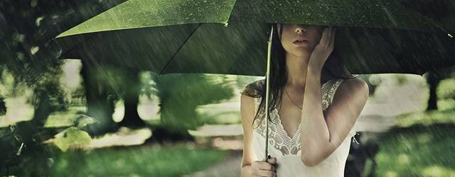 無料壁紙 雨と傘をデザインしたおしゃれな写真画像まとめ 女性 猫 空 Switchbox