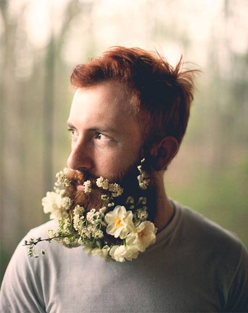 口髭を花で飾ってみた男たちの美しい写真 - 03