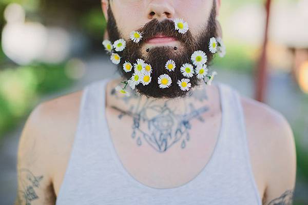 口髭を花で飾ってみた男たちの美しい写真 - 06