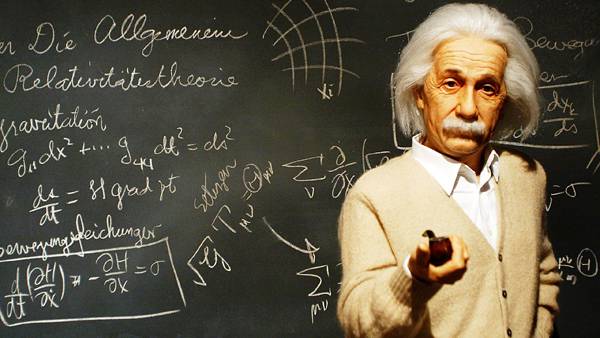 07.黒板に描かれた数式とパイプを持つアインシュタインの壁紙画像