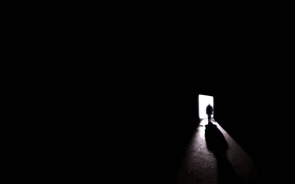 12.扉から暗い部屋に入る光と人影のシンプルな写真壁紙画像