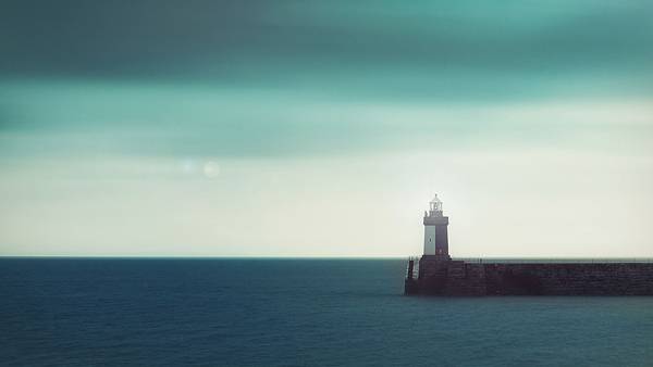 03.どこまでも続く海とポツンと佇む灯台の美しい写真壁紙画像