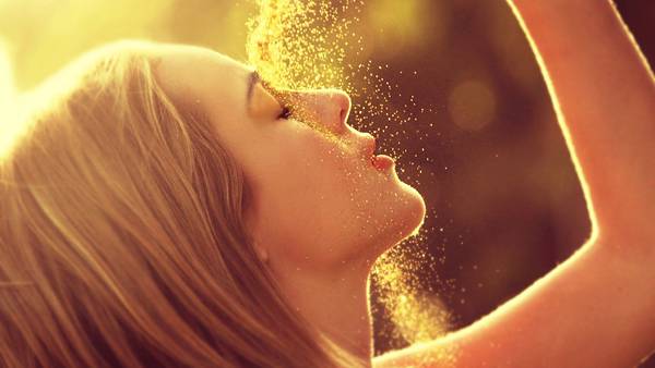 02.金の粉を浴びる女性の横顔を撮影した綺麗な写真壁紙画像