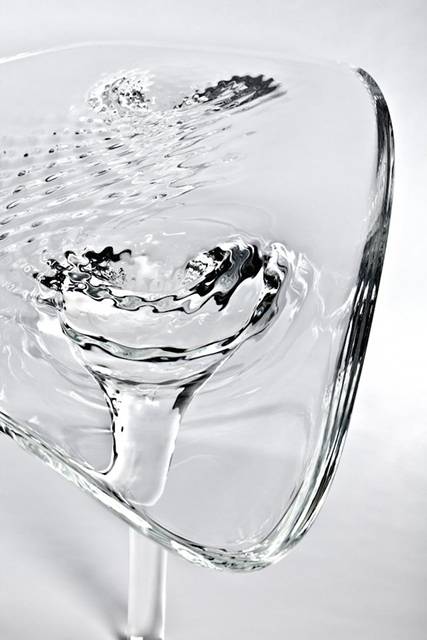 完璧な液体デザインの美しいガラステーブル - 04