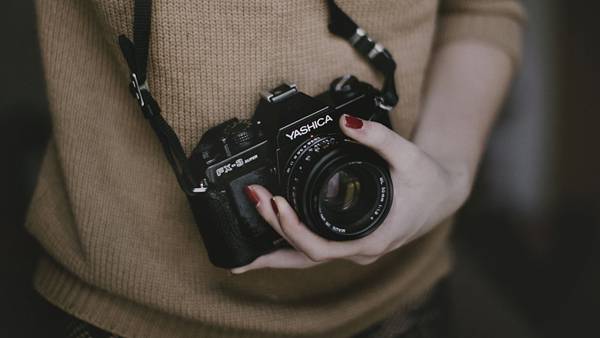 カメラを持つ女性の手元の写真