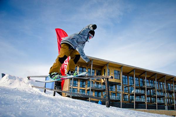 スキー場のホテルとスノーボーダーのかっこいい写真