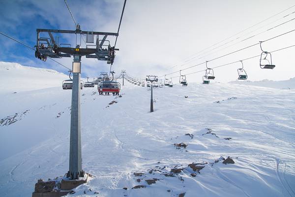 スキー場のリフトを撮影したフリー写真素材