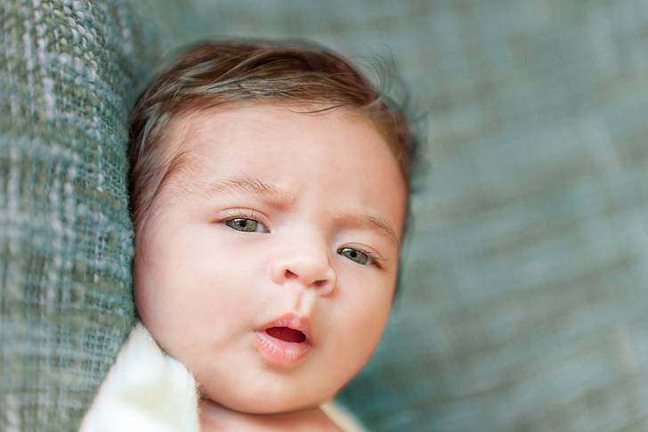 複雑な表情の赤ちゃんの写真