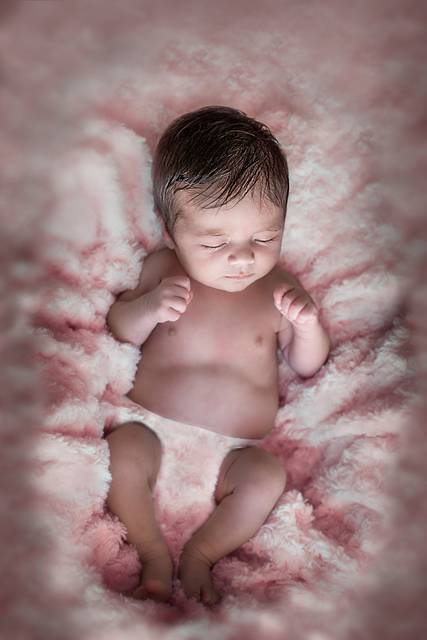 毛布の上で眠る赤ん坊の写真素材