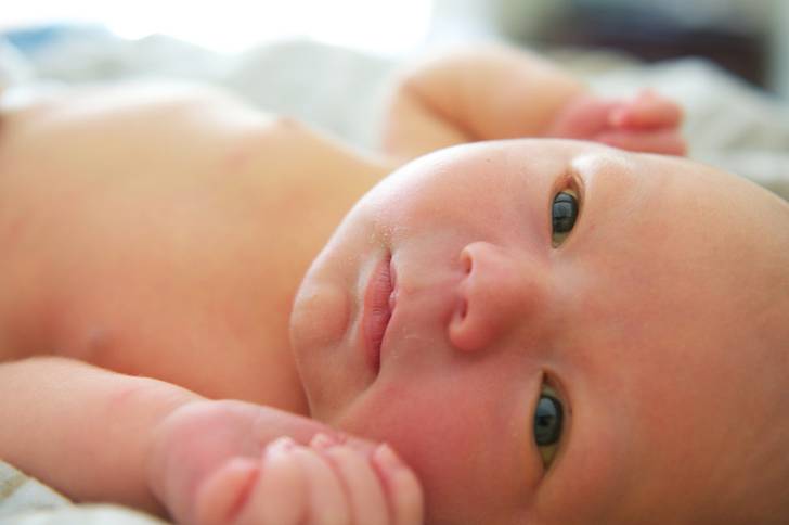 新生児の赤ちゃんのアップの写真