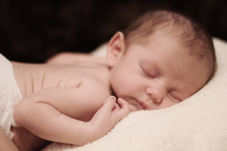 うつ伏せで眠る赤ちゃん画像素材