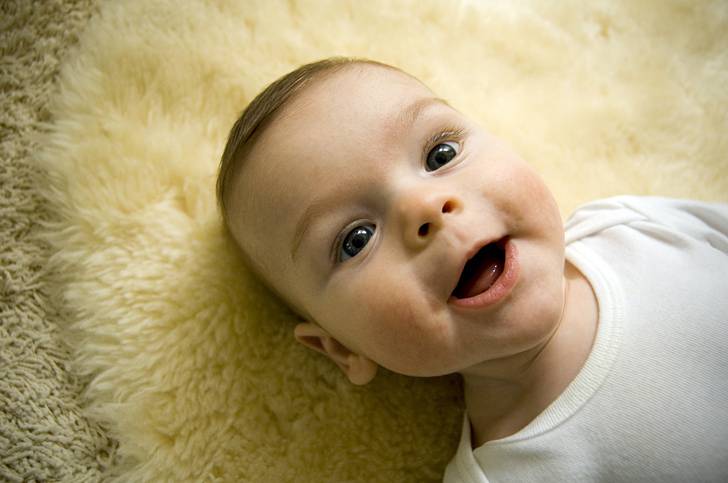 嬉しそうに笑う赤ん坊の写真