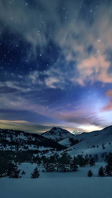 雪山と夜空の美しい写真壁紙