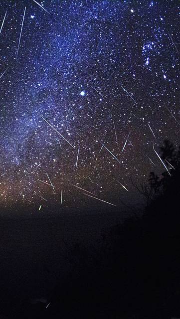 Iphone6 Plus壁紙 綺麗な星空の画像集 流れ星 夜空 山 Switchbox