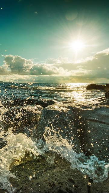 海岸に打ち寄せる波の写真壁紙