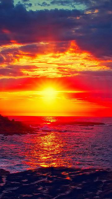 真っ赤な夕日の鮮やかな写真画像